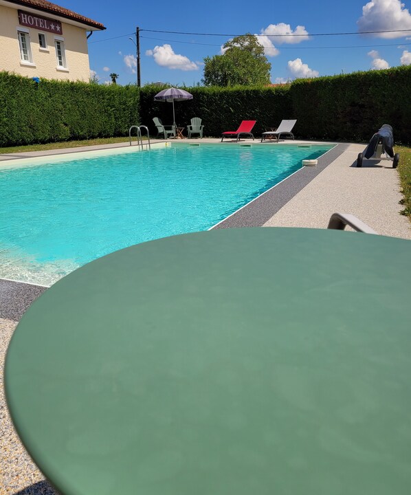 Hồ bơi ngoài trời phục vụ theo mùa 