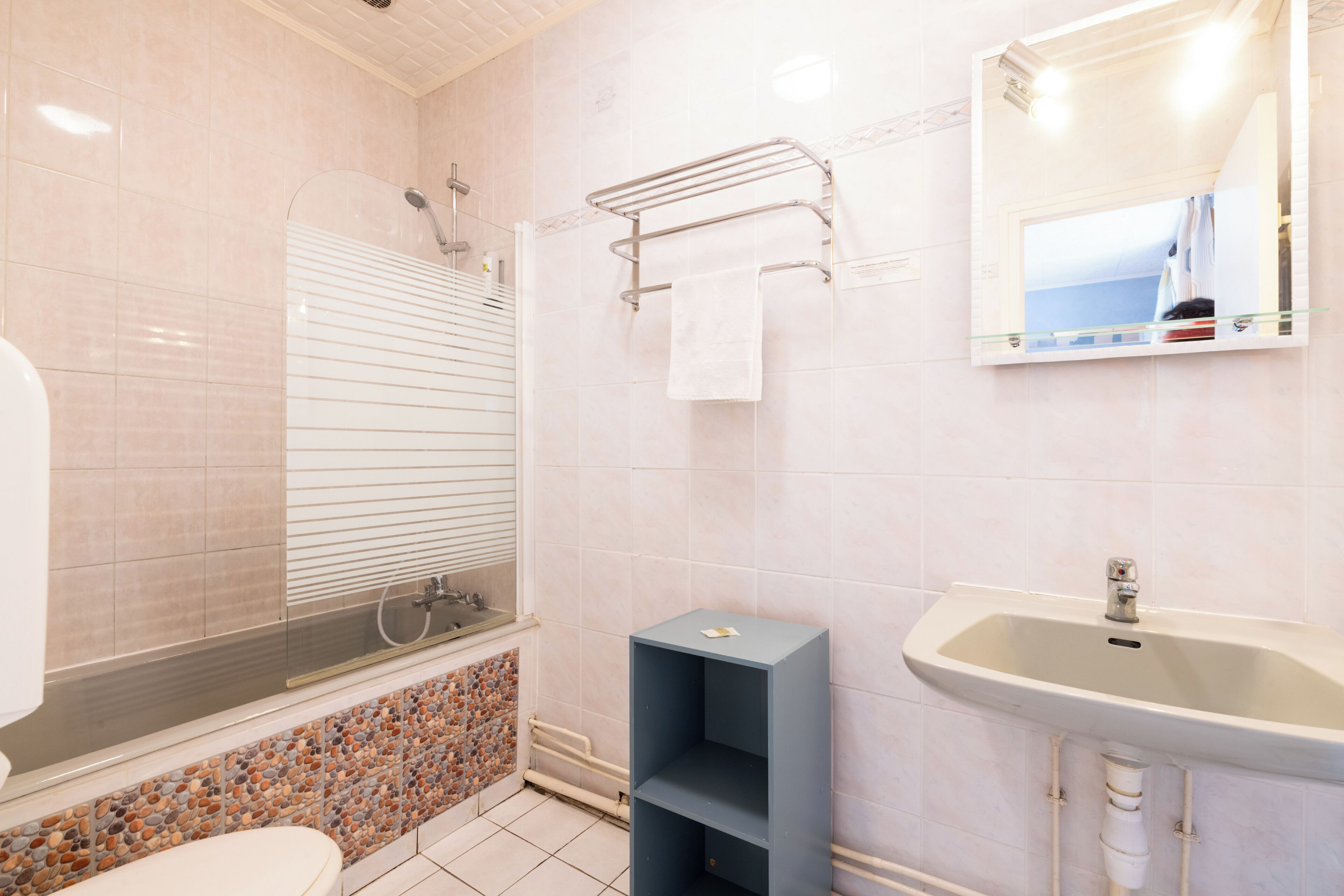 Un baño moderno con bañera, lavamanos y espejo.