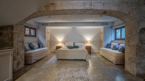 Blue Caves Villas | 4-bedroom Villa HARMONIA | 3 makuuhuonetta, minibaari (osa tuotteista ilmaisia)