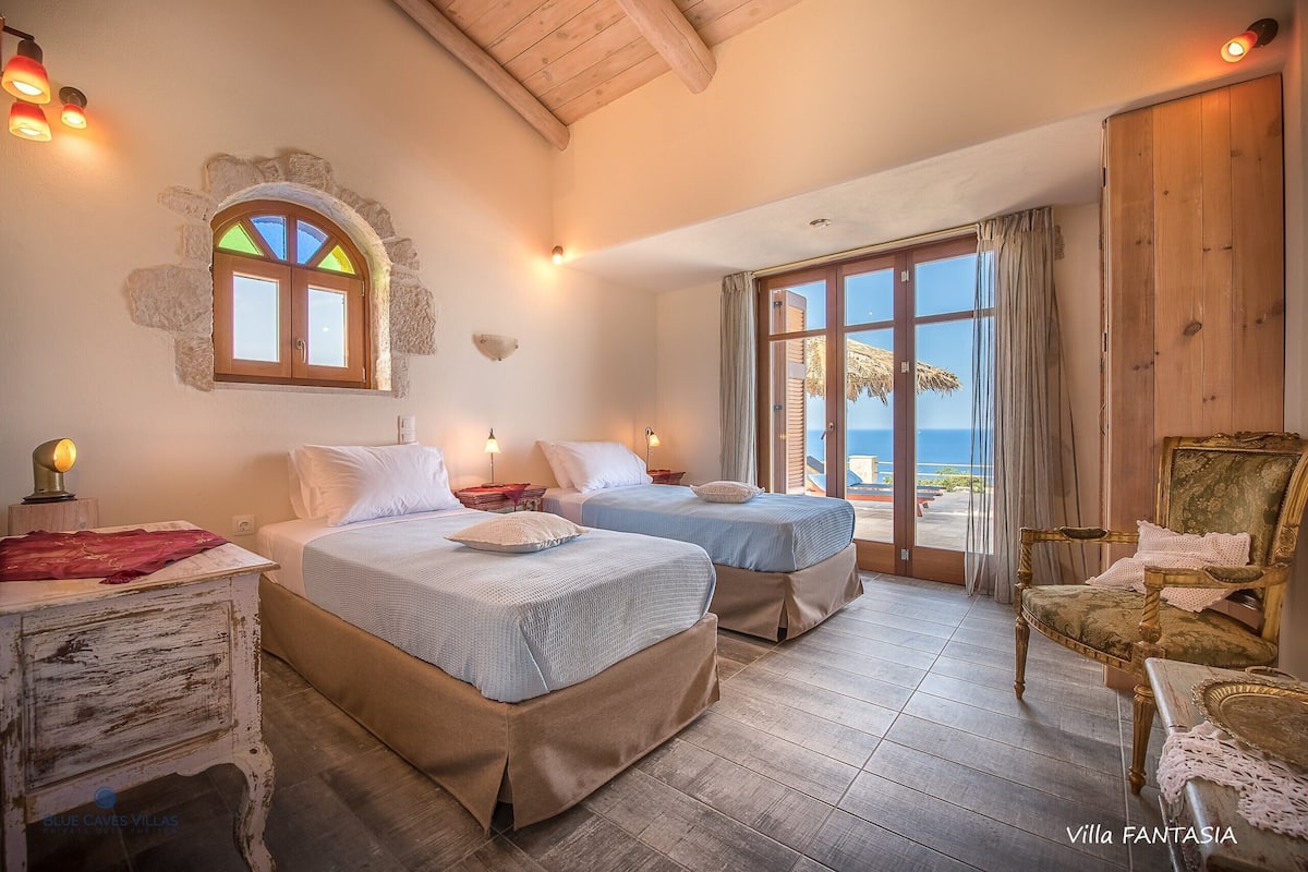 Blue Caves Villas | 2-bedroom Villa FANTASIA | Minibarvarer (inkludert), blendingsgardiner og strykejern/-brett