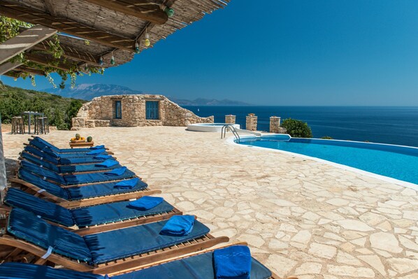 Blue Caves Villas | 4-bedroom Villa DEEP BLUE | Privat pool