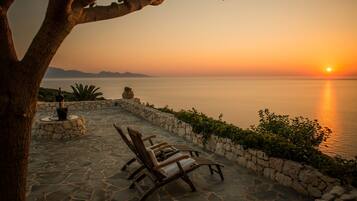 Blue Caves Villas | 4-bedroom Villa DEEP BLUE | Terraza o patio