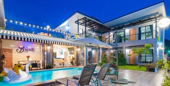 Outdoor pool, open 7 AM to midnight, pool umbrellas, sun loungers - Bronte BnB (Cha-am)