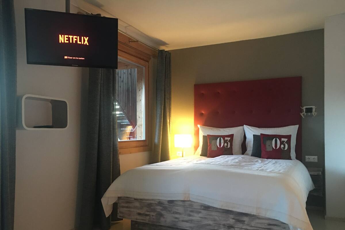 Juniorsvit - balkong - sjöutsikt | Minibar, wi-fi och sängkläder