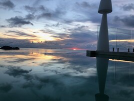Se sirven desayunos y cocina internacional (con vistas a la playa) 
