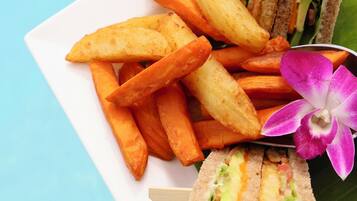 Un plato con un sándwich y papas fritas.