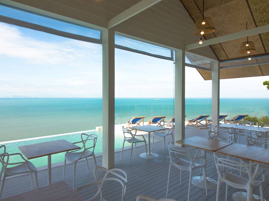 Utomhuspool och solstolar