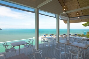 Una piscina al aire libre, tumbonas