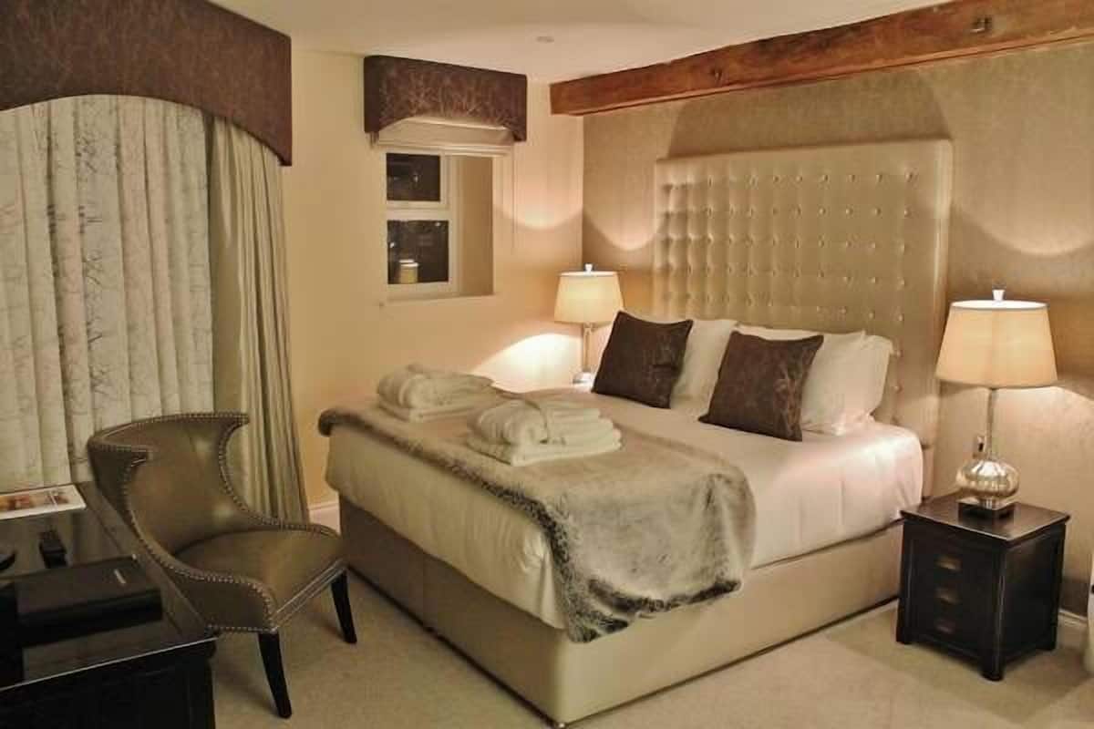 Deluxe Room, 1 King Bed | Premium bedding, minibar, in-room safe, desk