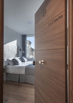 In-room safe, desk, blackout curtains, soundproofing - Suite Home Sardinero (Santander)