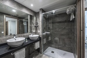 Suite (La Segunda) | Salle de bain | Douche, articles de toilette (gratuits), séchoir à cheveux