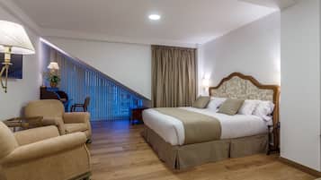 Suite Deluxe (La Primera) | Una cassaforte in camera, una scrivania, tende oscuranti