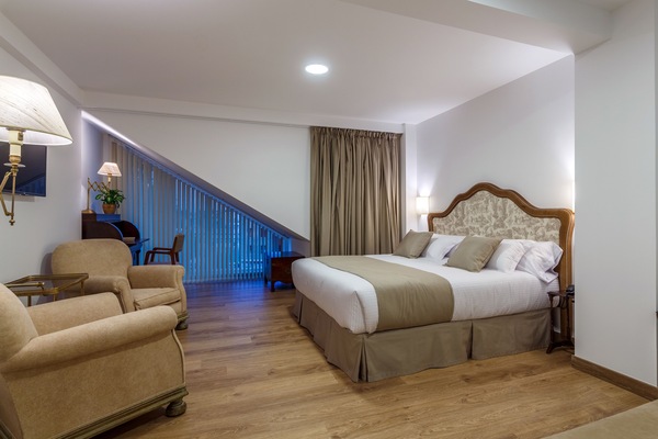 Deluxe Suite (La Primera) | In-room safe, desk, blackout drapes, soundproofing