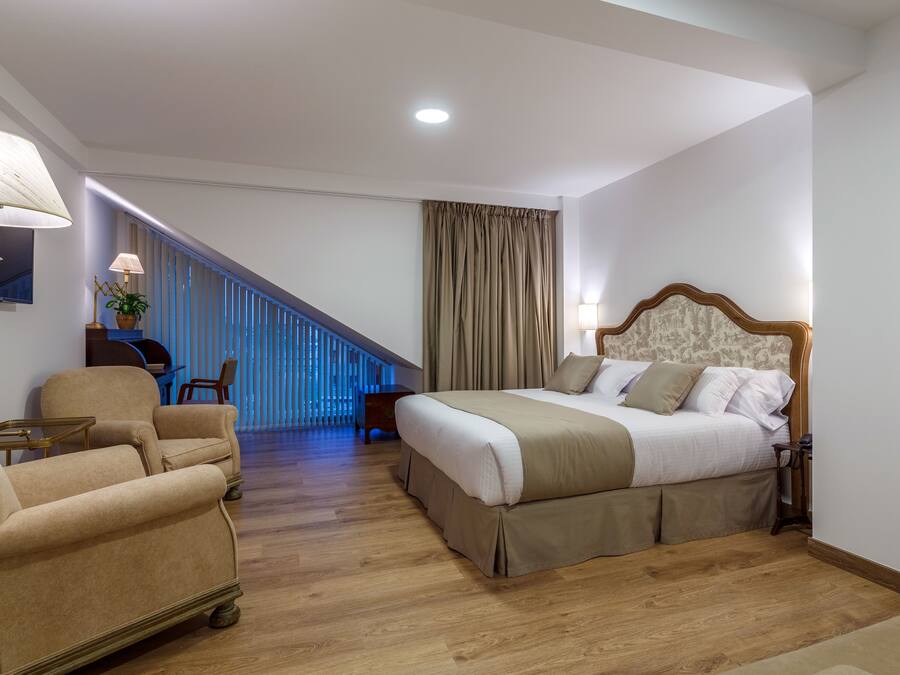 Deluxe Suite (La Primera) | In-room safe, desk, blackout drapes, soundproofing