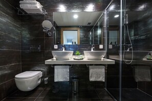 Habitación doble Deluxe, hidromasaje (El Puntal) | Baño | Regadera, amenidades de baño gratuitas, secadora de cabello, toallas 