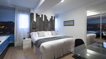 Habitación doble Deluxe, hidromasaje (El Puntal) | Caja de seguridad en la habitación, escritorio y cortinas blackout