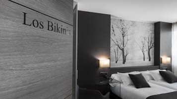 Habitación superior con 1 cama doble o 2 individuales ( Los Bikinis) | Caja fuerte, escritorio, cortinas opacas y sistema de insonorización