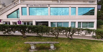 Un edificio moderno con un letrero que dice "Suite Home Sardinero".