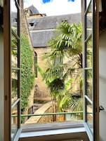 客房内保险箱、隔音、免费 WiFi、床单