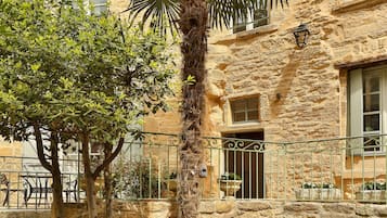 Vista frontal de la propiedad