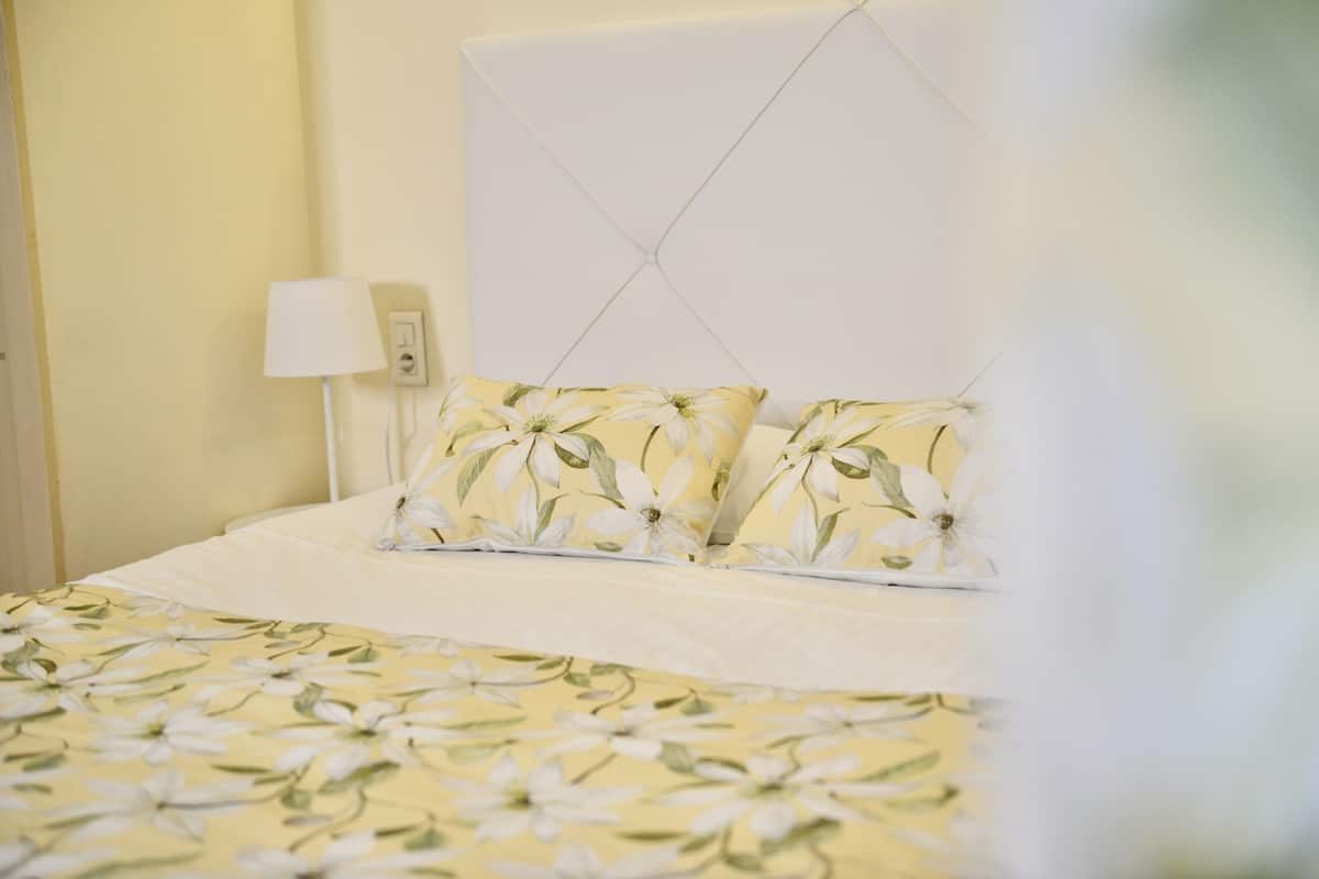 Quarto superior, 1 cama Queen (2 pers Colbert) | Cofres nos quartos, quartos à prova de som, Wi-Fi de cortesia