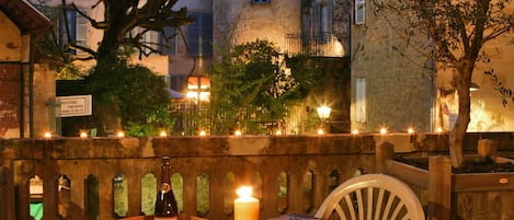Klassieke tweepersoonskamer, 1 queensize bed, terras (2 Pers La Boetie) | Terras