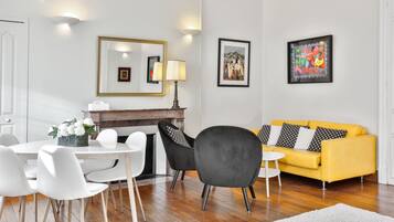 Apartamento família, várias camas, terraço, no piso térreo (4 Pers Medicis) | Cofres nos quartos, quartos à prova de som, Wi-Fi de cortesia