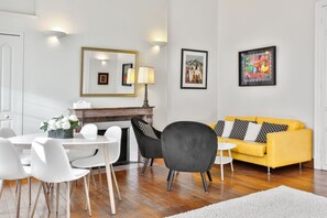 Family Apartment, Multiple Beds, Terrace, Ground Floor (4 Pers Medicis) | In-room safe, soundproofing, free WiFi, bed sheets - La Villa des Consuls (Sarlat-la-Canéda)