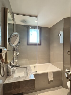 Deluxe-Suite | Badezimmer | Komfortbadewanne, kostenlose Toilettenartikel, Haartrockner, Bademäntel