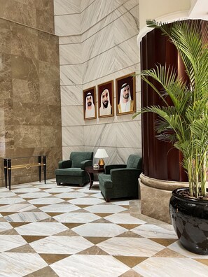 Lobby sitting area - City Seasons Suites (Dubai)