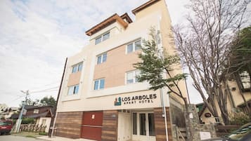 Vista frontal de la propiedad