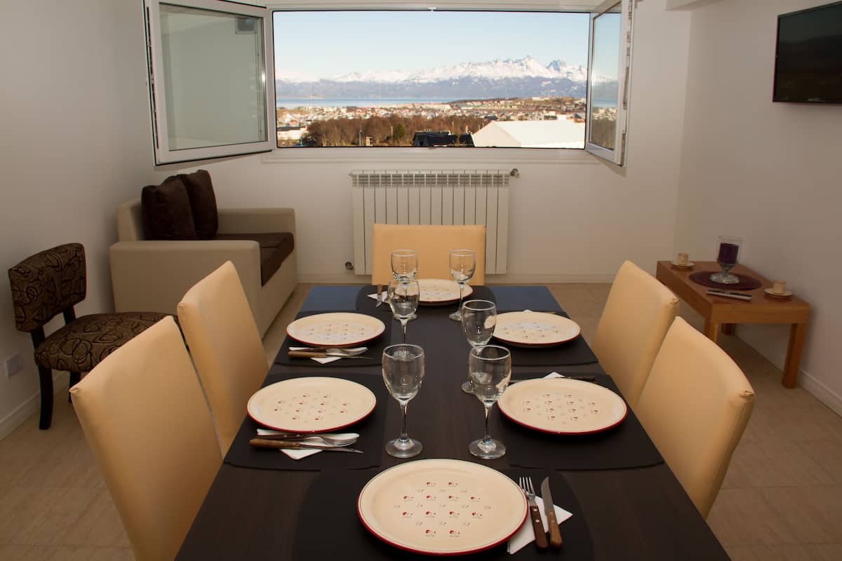 Appartement Majestueux, 2 chambres, vue mer | 1 chambre, draps en coton égyptien, literie de qualité supérieure