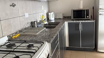 Geladeira grande, micro-ondas, fogão, cooktop