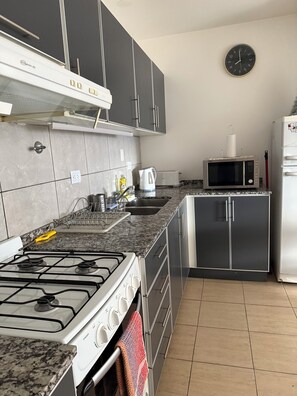 Geladeira grande, micro-ondas, fogão, cooktop