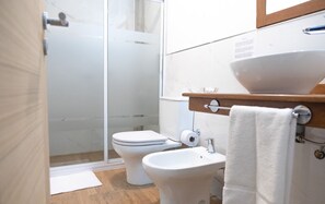 Apartament clàssic, 1 dormitori, planta baixa | Bany | Combinació de dutxa i banyera i capçal de dutxa tipus cascada 