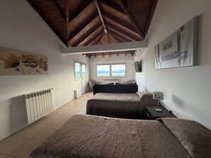 Appartement Panoramique, 1 chambre, terrasse, vue mer | Coin séjour | Télévision à écran plat, livres