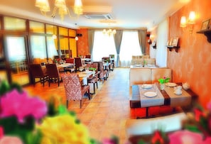Daily continental breakfast (UAH 150 per person)