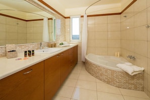 Villa Familiale, 4 chambres, piscine privée, vue mer | Salle de bain