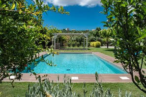 Piscina stagionale all'aperto, lettini