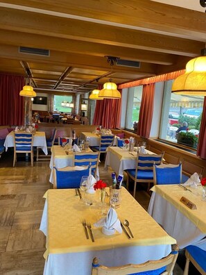 Frokost og middag serveres