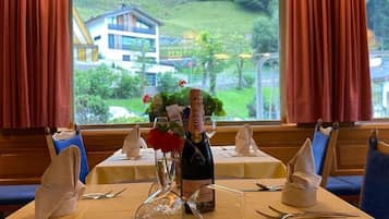 Frokost og middag serveres, lokale og internasjonale retter