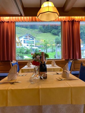 Breakfast and dinner served, local and international cuisine - Hotel Rodes (Castelrotto)