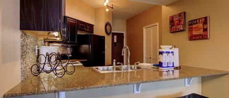 公寓式客房, 2 间卧室 | 私人厨房 | 冰箱、微波炉、烤箱、炉灶