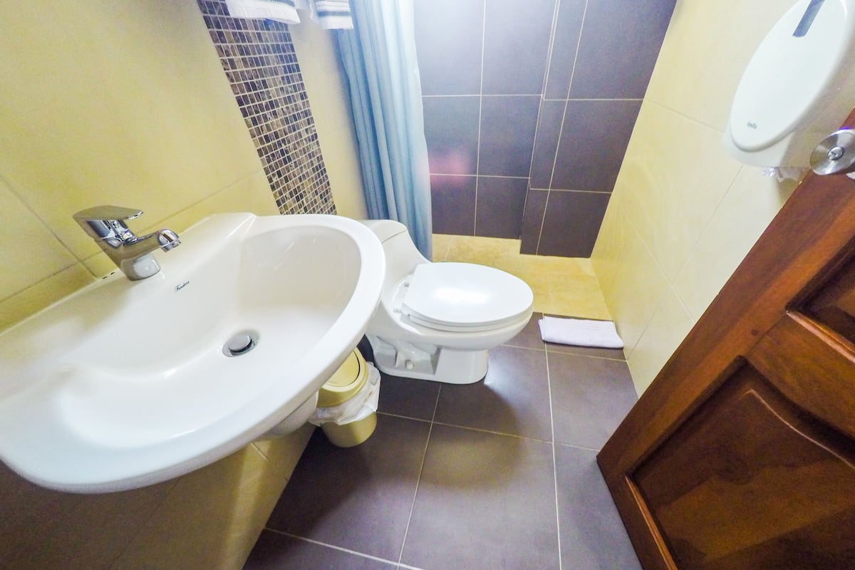 Habitación familiar | Baño | Artículos de higiene personal gratuitos, secador de pelo y toallas