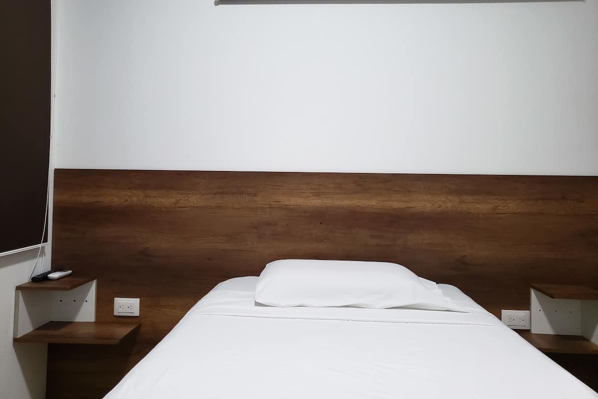 Habitación individual económica | Escritorio, cortinas opacas, wifi gratis