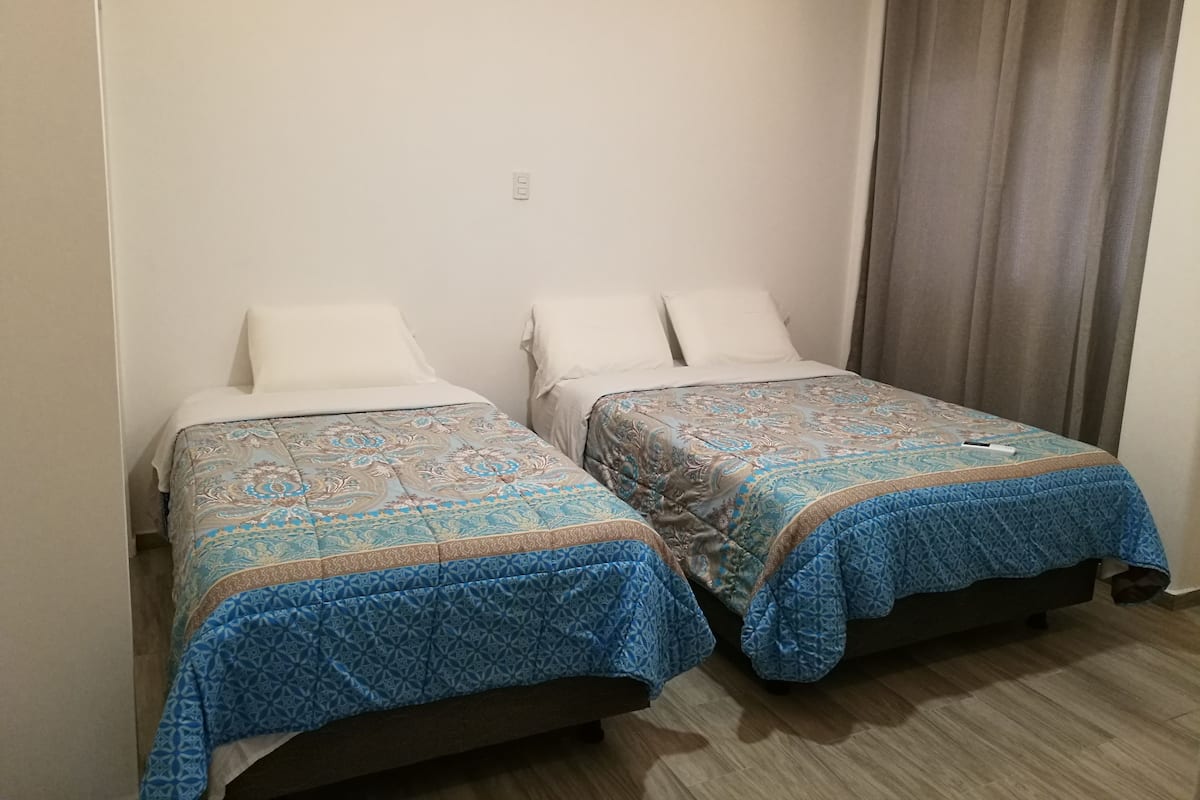 Escritorio, cortinas opacas, wifi gratis
