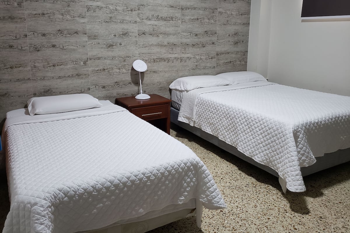 Habitación triple | Escritorio, cortinas opacas, wifi gratis