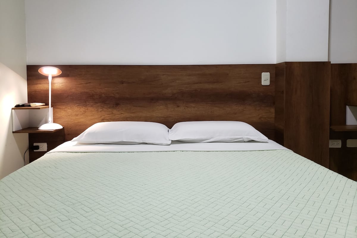 Habitación superior, 1 cama de matrimonio | Escritorio, cortinas opacas, wifi gratis