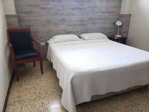 Phòng Superior, 1 giường cỡ queen | Bàn, màn/rèm cản sáng, truy cập Internet không dây miễn phí 