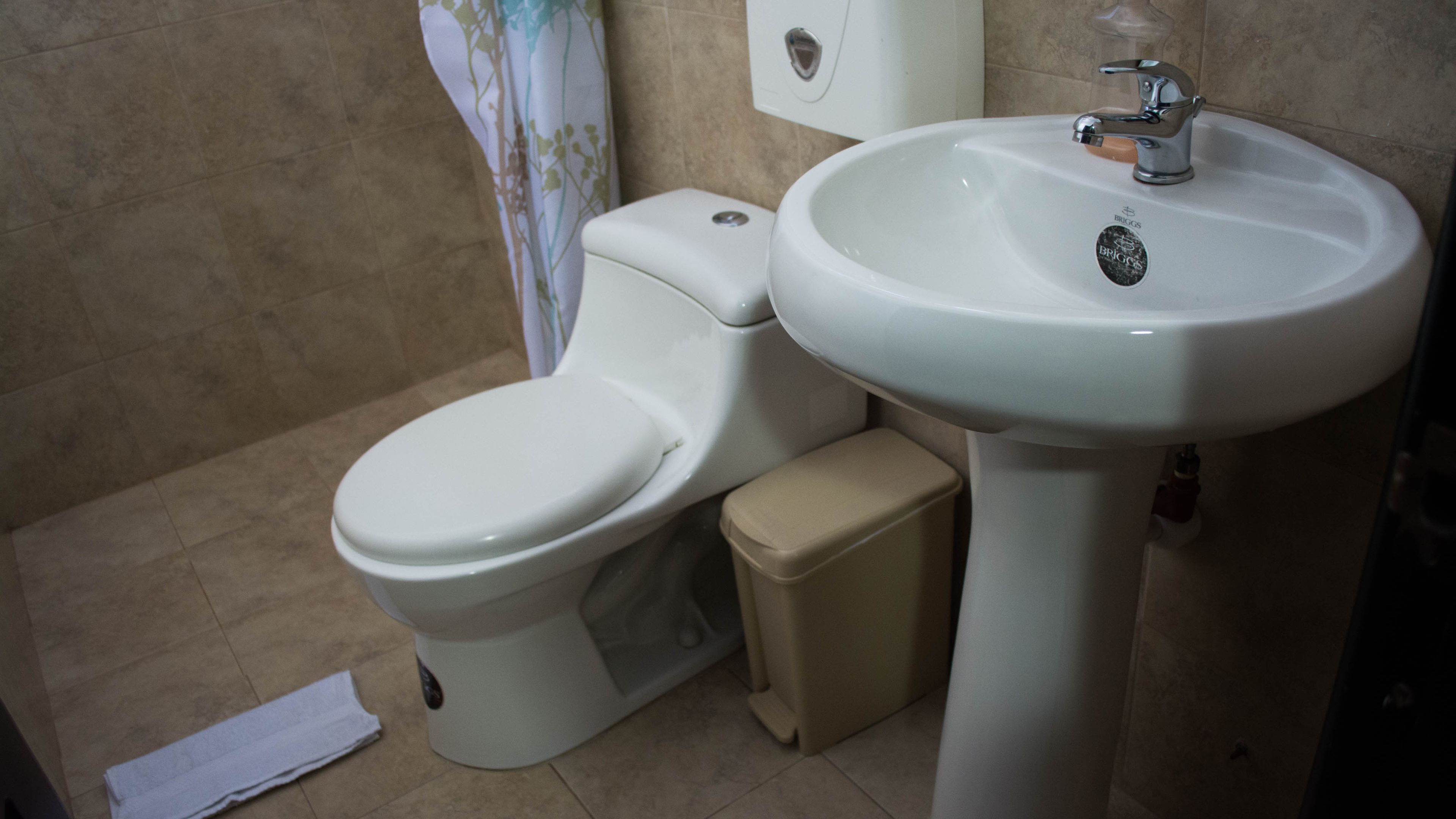 Enkeltværelse | Badeværelse | Gratis toiletartikler, hårtørrer, håndklæder, Sæbe